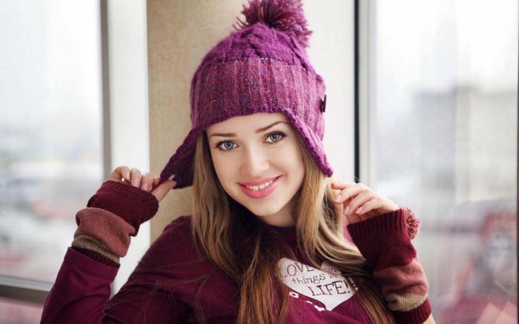 http://s5.picofile.com/file/8142183342/Cute_Girls_Mood_Smile_Hat_Winter_HD_Wallpaper_1280x800.jpg