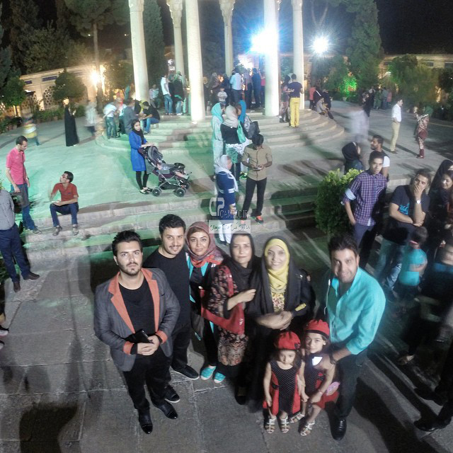 جواد عزتی و همسرش و سایر هنرمندان در حافظیه شیراز