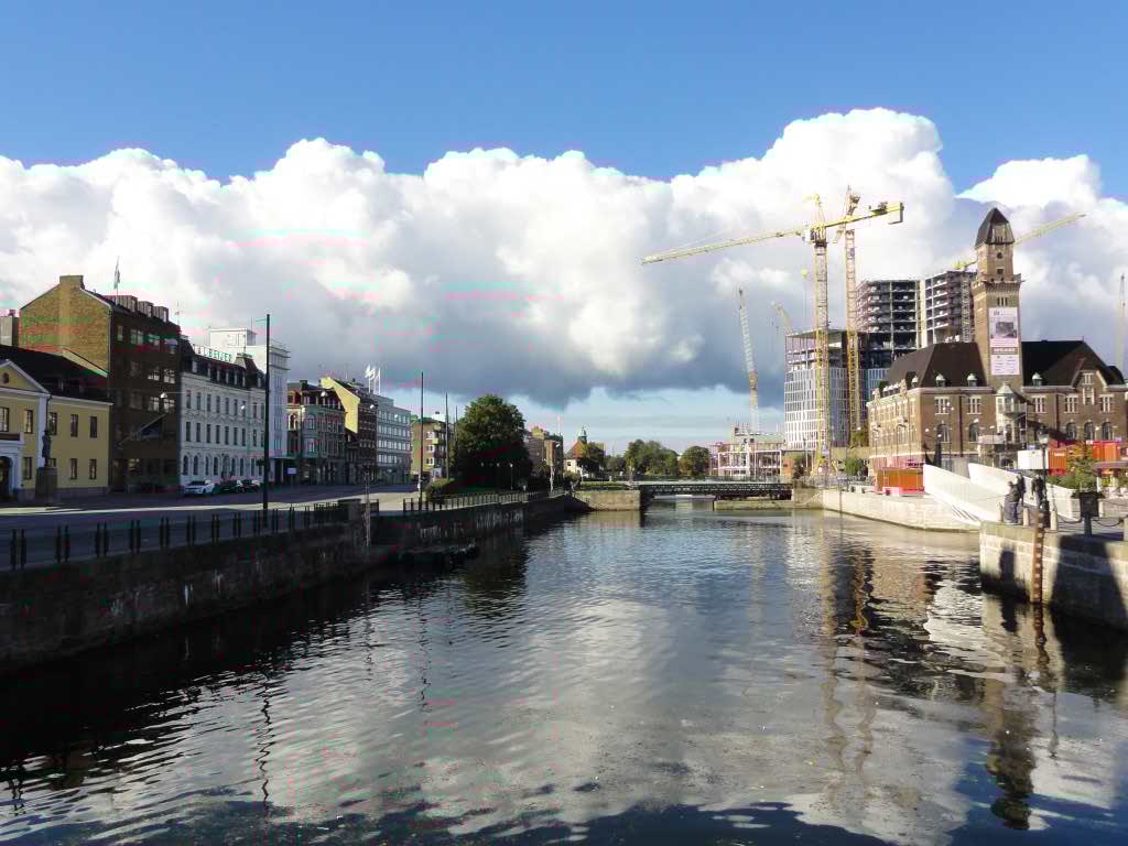 http://s5.picofile.com/file/8142516476/015.jpg