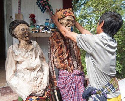 زندگی عجیب جنازه ها در اندونزی