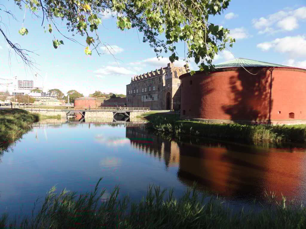 http://s5.picofile.com/file/8144915568/214.jpg