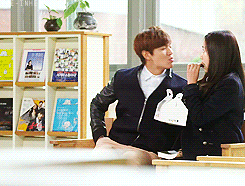 http://s5.picofile.com/file/8145793426/tumblr_mwllosIldi1siqvhio3_250.gif