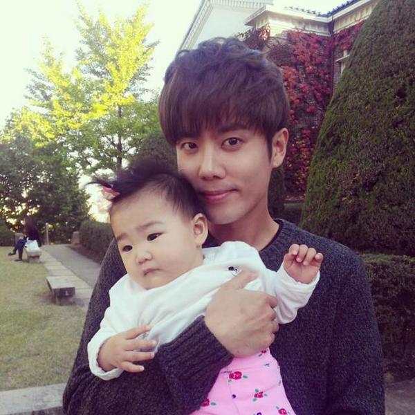 B037U4ICIAIkEGy Kim Kyu Jong with baby girl at drama SOS please saving me shooting (14/10/26) 