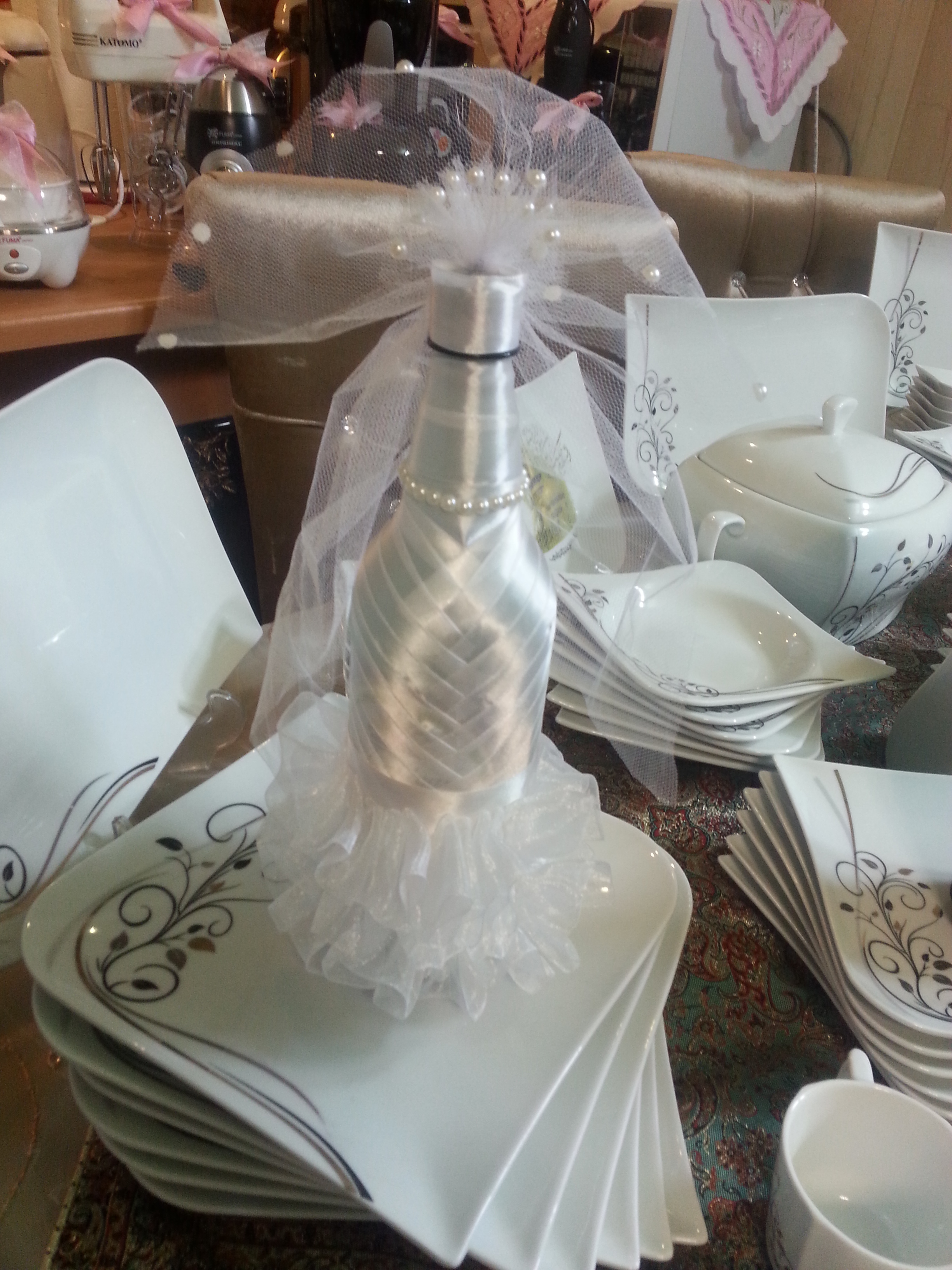 تزیین جهیزیه خاله فاطمه بطری به شکل عروس و داماد شیشه نوشابه دلستر یخچال