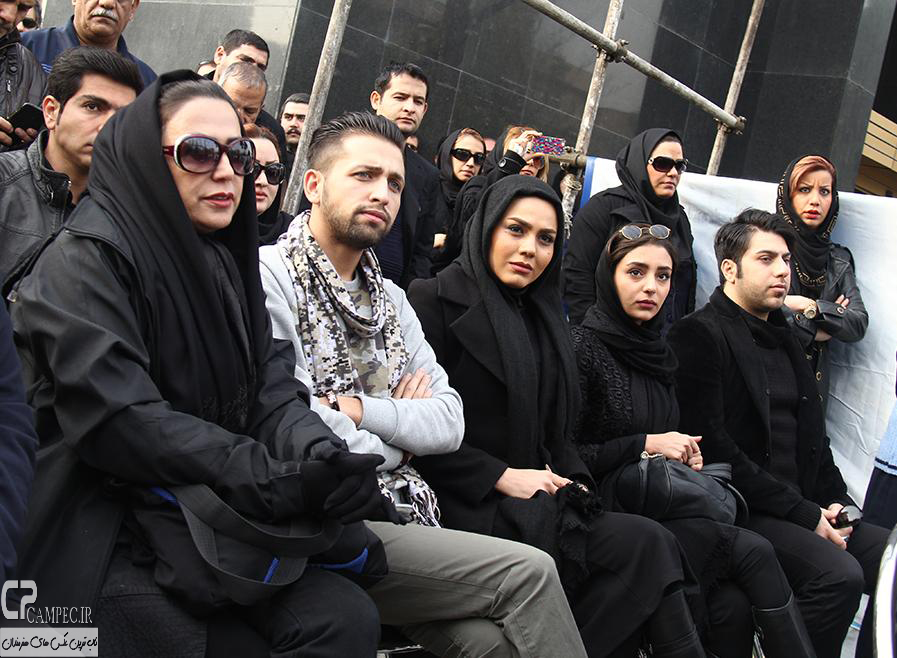 هستی مهدوی فر،آزاده زارعی و محسن افشانی در مراسم خاکسپاری مرتضی پاشایی