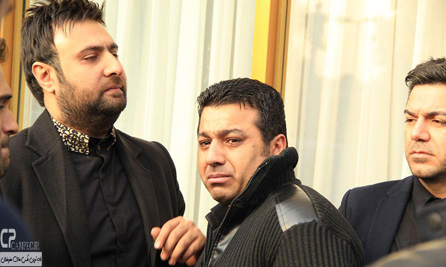 محمد علیزاده و حسین عباسی در مراسم خاکسپاری مرتضی پاشایی