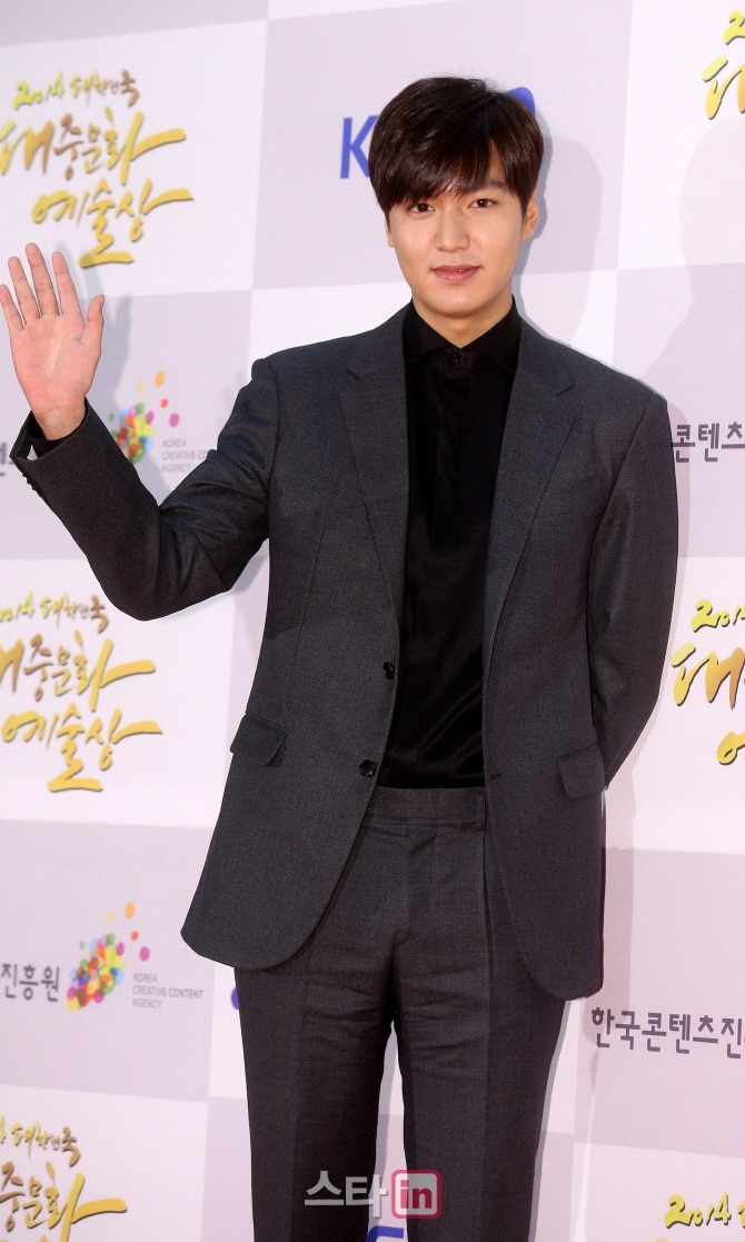 http://s5.picofile.com/file/8152317718/bb47l5erzy9qjucgomyo.jpg