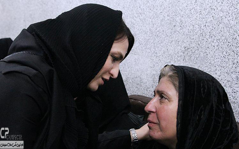 گلاره عباسی و مادر مرتضی پاشایی در مراسم ختم مرتضی پاشایی