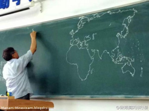 کشیدن نقشه و اطلس جهان با دست روی تخته سیاه کلاس درس توسط معلم چینی بدون نگاه کردن به نقشه واقعی