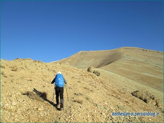 ادامه مسیر از روی یال به سمت قله، سمت چپی قله چین کلاغ است: