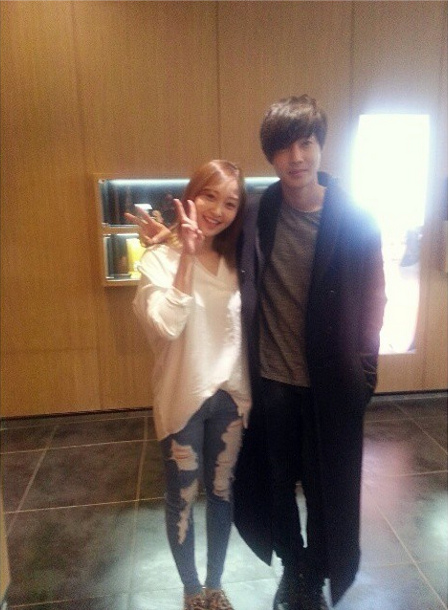 Photo - Kim Hyun Joong With Staff At GaGa MILANO Watch Store - 14.12.22