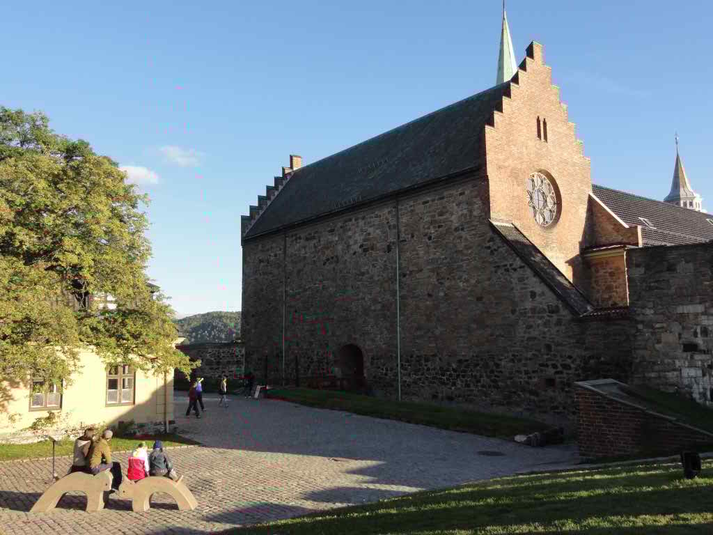 http://s5.picofile.com/file/8161421876/675.jpg
