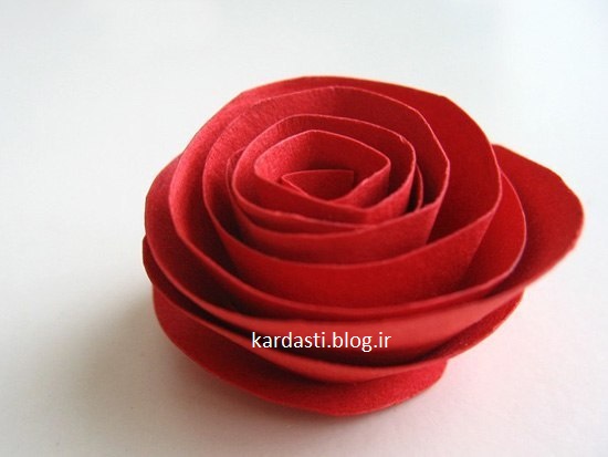 آموزش درست کردن گل رز با کاغذ رنگی به شکل قلب http://kardasti.blog.ir/