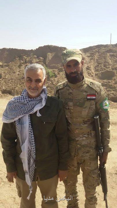 سردار سلیمانی در کنار سرباز عراقی
