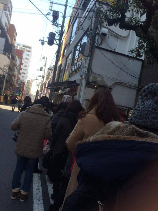 Long Queue Of Fans @ Jaksal Osaka