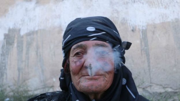 پیرزن بینوا به دلیل ممنوع بودن سیگار 2 سال بود که سیگار نمیکشید و با آزادشدن شهر از چنگال داعش اولین چیزی که از سربازان طلب کرد یک نخ سیگار بود