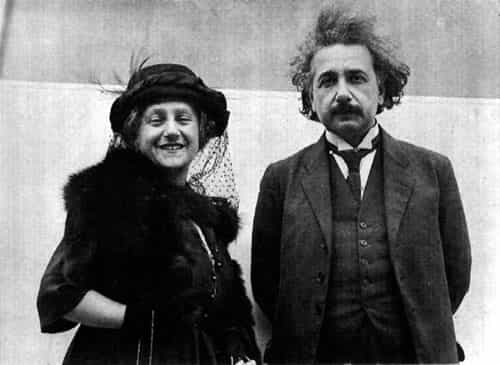 تصویر: اینشتین به همراه همسر دومش، دختر عمویش، Elsa.