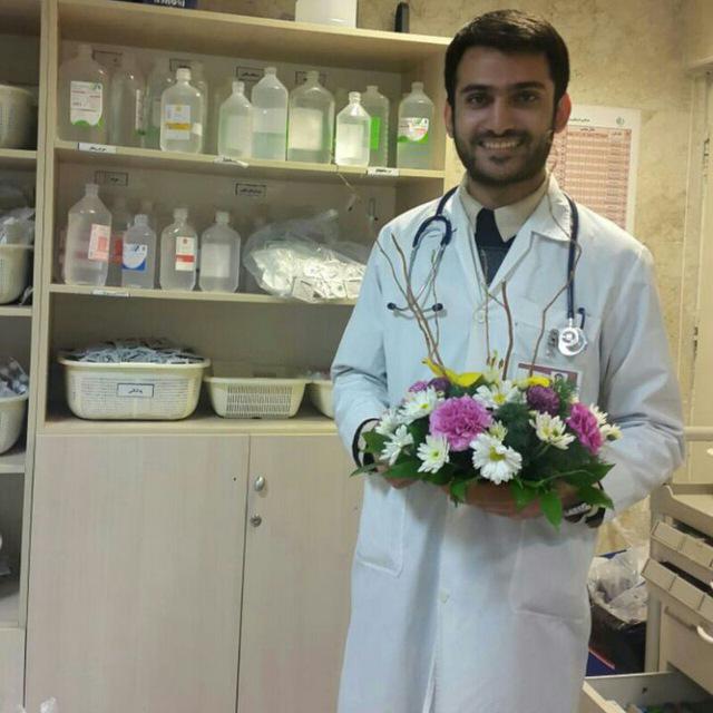 در مراسم تقدیر از پزشکان نمونه، سیدمحسن حسینی نژاد دانشجوی پزشکی موفق به دریافت لوح تقدیر شد