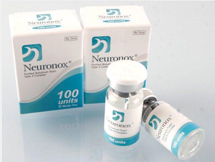  نورونوکس  Neuronox-بوتولونیوم توکسین نوع A ساخت شرکت مدی توکس کره جنوبی است که در سال 2006 موفق به کسب مجوز FDA کره گردید. از آن زمان نورونوکس با اسامی گوناگونی چون Botulift, Siax, Cunox, Medytoxin در بیش از 23 کشور جهان مجوز مصرف گرفته است ؛ در ایران نیز این دارو در سال 1390 موفق به کسب مجوز وزارت بهداشت و درمان ایران گردید و به آهستگی و بتدریج مصرف آن روبه تزاید گذاشت و به خصوص از نیمه دوم سال 1391 به علت کمیاب شدن و سپس افزایش قیمت دیسپورت نظر بسیاری از پزشکان و بیماران مصرف کننده بوتاکس را بخود جلب کرد 