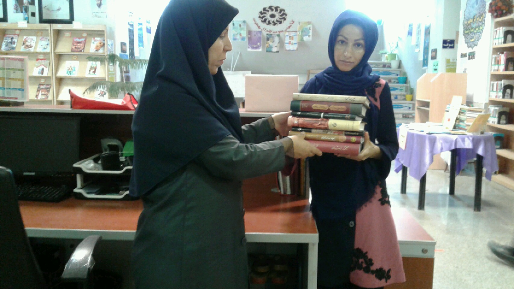اهدای کتاب توسط خیر به کتابخانه عمومی قائم آل محمد(عج)