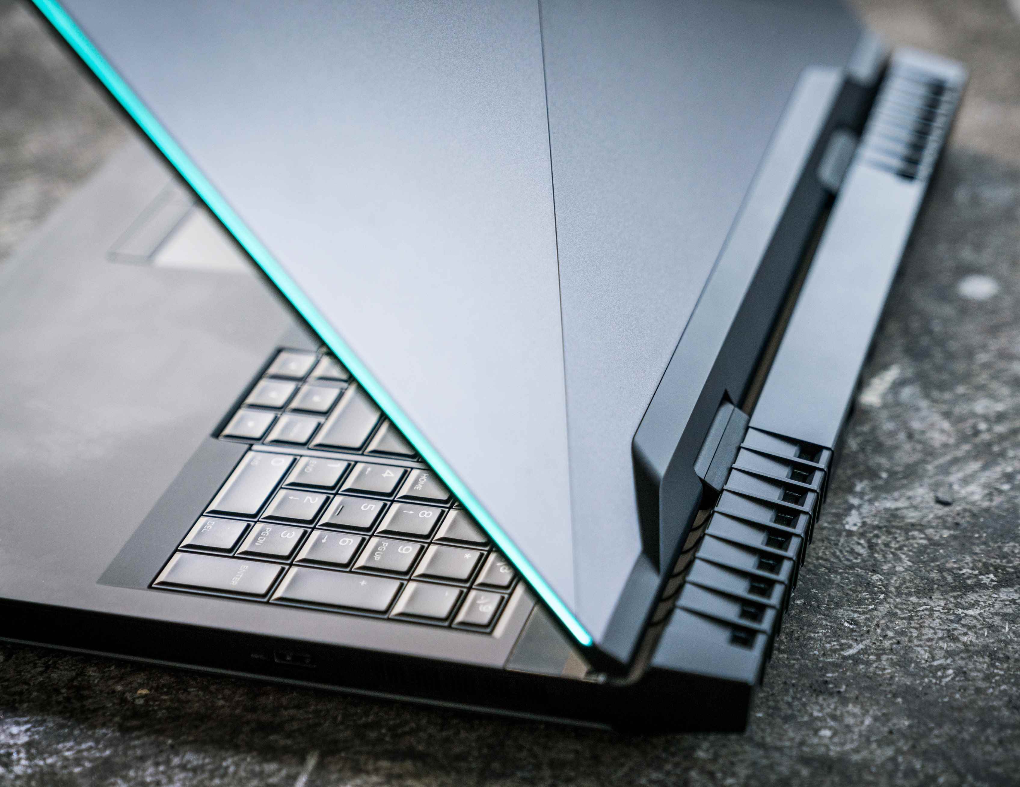 لپ تاپ استوک دل مدل Dell Alienware 17 R5 با مشخصات i7-8gen-16GB-256GB-SSD-1TB-HDD-8GB-nVidia-GTX-1070